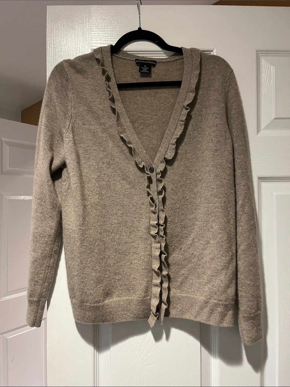 Sofiacashmere taupe sweater with ruffles. Cashmere